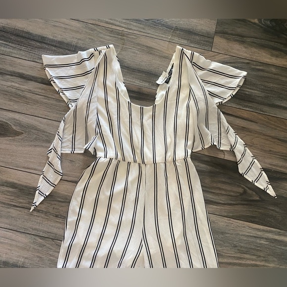 Woman’s romper white pin stripped size Small NEW with tags - Picture 6 of 6